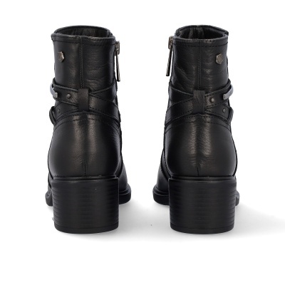 Botins pretos em pele vista traseira com salto grosso