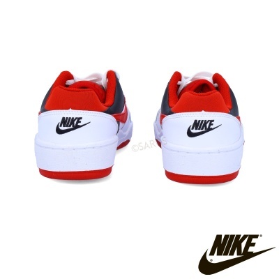 Ténis Nike brancos com detalhes vermelhos e pretos, vista traseira