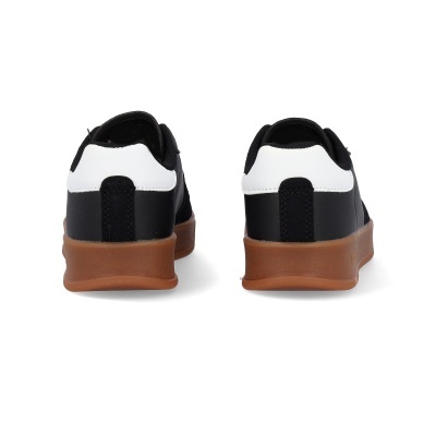 Sapatilhas pretas com detalhe branco e sola castanha vistas de trás