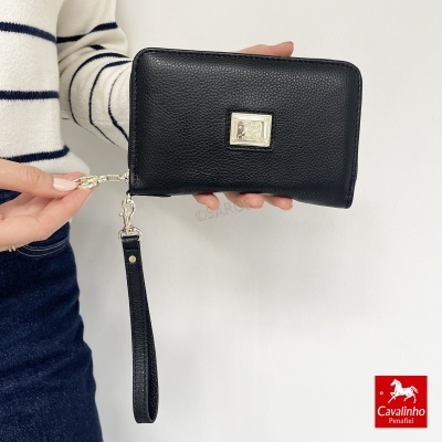 Carteira preta de pele com fecho dourado e alça de mão