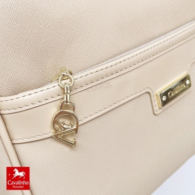 Mala bege Cavalinho com pendente dourado e placa com marca