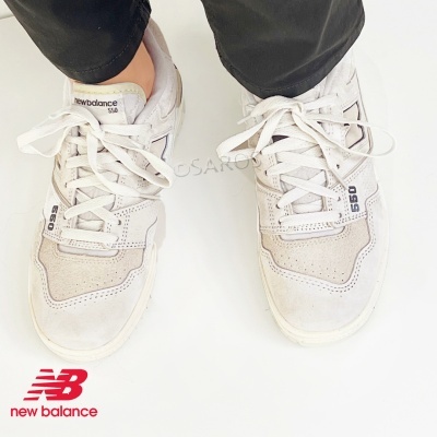 Sapatilhas New Balance 550 bege claro e branco com detalhes em azul