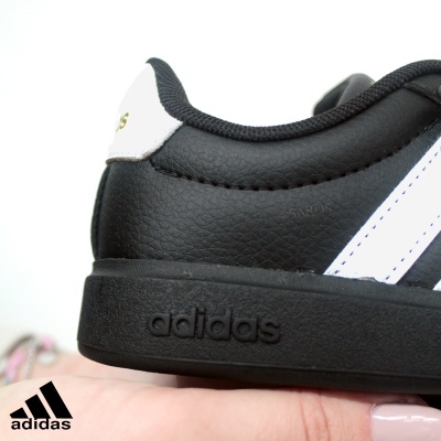 Ténis preto e branco Adidas com sola preta