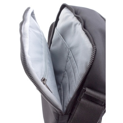 Mala preta com interior cinza claro e fecho com bolso interior