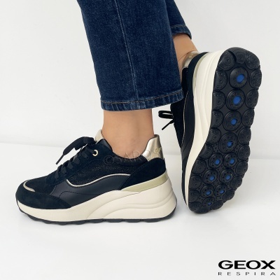 Ténis Geox pretos com detalhes dourados e brancos e sola preta com pontos azuis