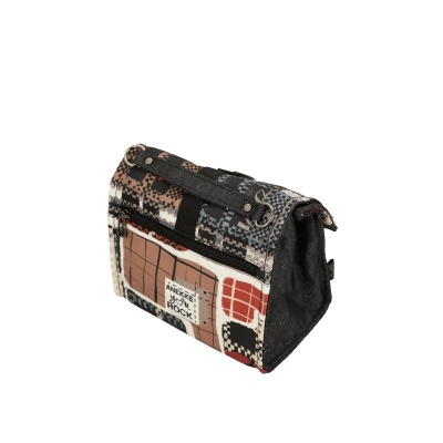 Bolsa estampada em tecido com padrões geométricos e etiqueta frontal