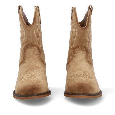 Botas de camurça castanha clara com sola castanha e costuras decorativas