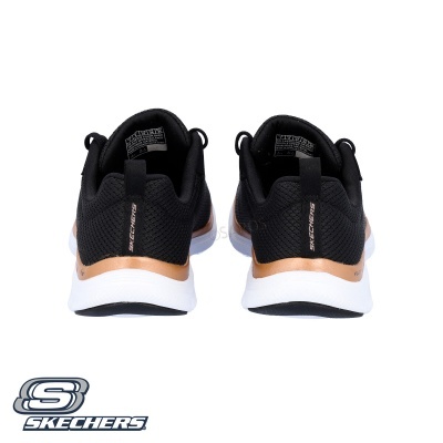 Ténis pretos Skechers com detalhe cor de cobre e sola branca vistos de trás