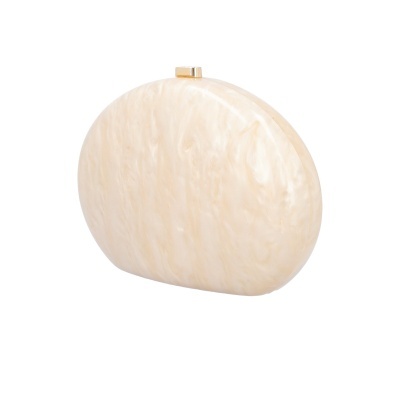 Bolsa de mão oval madrepérola bege claro com fecho dourado