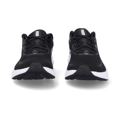 Ténis desportivos pretos com sola branca e marcas PUMA.