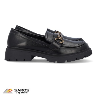 Sapatos mocassin pretos em pele com sola grossa e detalhe metálico