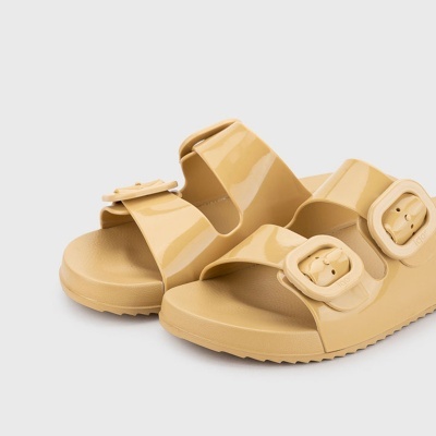 Sandálias amarelo claro de dedo com fivelas ajustáveis