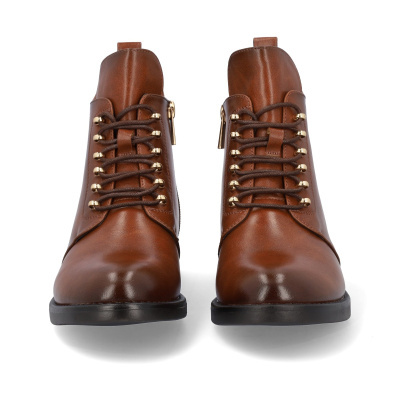 Botas de couro castanho claro com atacadores e fecho lateral dourado