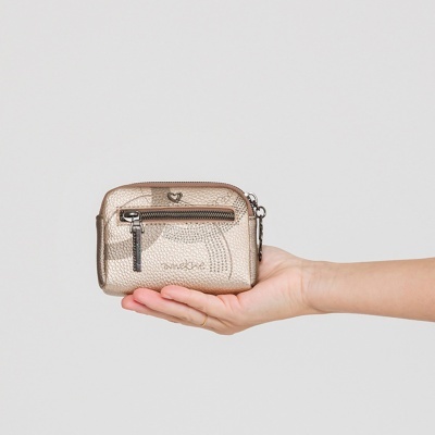 Carteira pequena dourada com fecho zip, segurada por mão