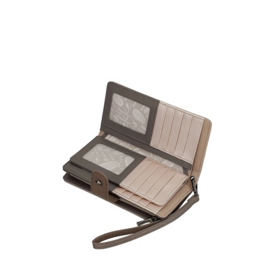 Carteira bege e castanha aberta com múltiplos compartimentos para cartões e janela plástica.