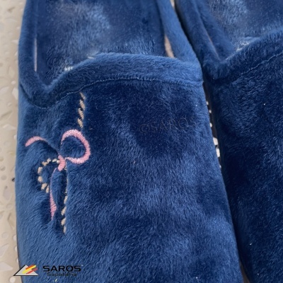 Chinelos felpudos azuis escuros com bordado e marca SAROS