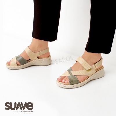 Sandálias femininas bege e verde com tiras cruzadas e sola antiderrapante