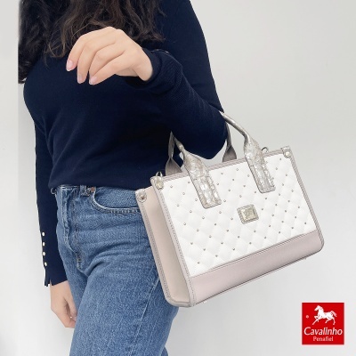 Mala de senhora branca e cinza claro com matelassê e tachas, alças com padrão pele de crocodilo