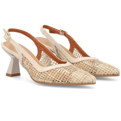 Sapatos de salto bege com padrão em rede entrelaçada e salto geométrico