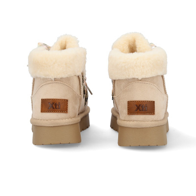 Botas femininas castanhas claras com forro de lã sintética creme e etiqueta Xti
