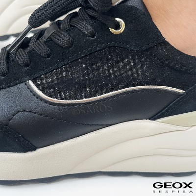 Sapatilha preta com sola branca e detalhes em tecido brilhante e camurça