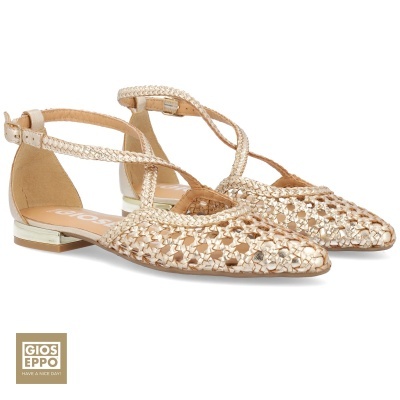 Sapatos rasos metalizados bege entrelaçados com tira de fecho