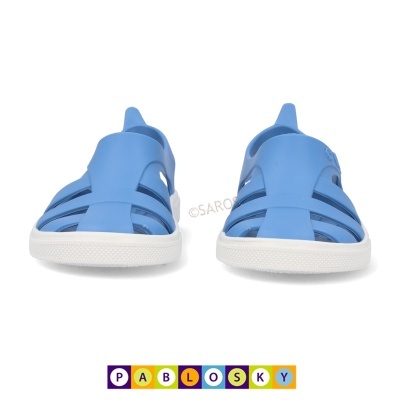 Sandálias azuis de borracha com sola branca e tiras largas