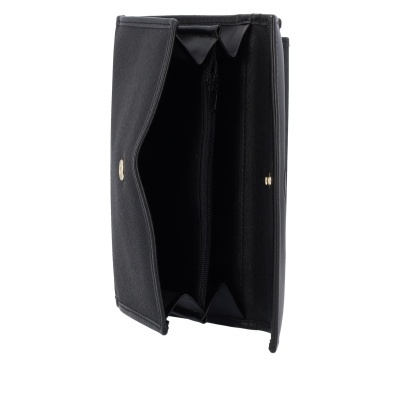 Carteira preta com compartimento interior e fecho metálico