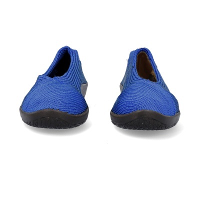 Par de sapatos slip-on azuis com sola preta sobre fundo branco