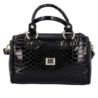 Mala preta de mão com textura tipo pele de cobra e detalhes metálicos dourados.