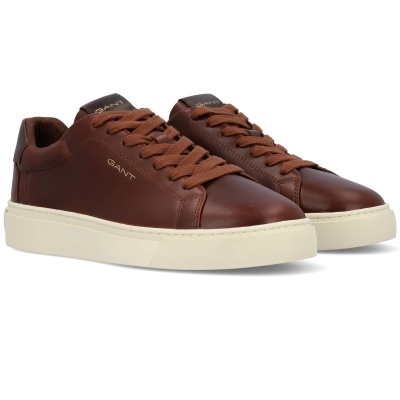 Ténis masculinos de couro castanho com sola branca e marca GANT