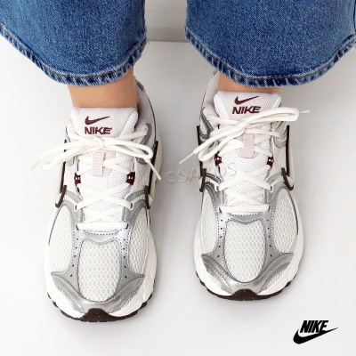 Ténis Nike brancos com detalhes castanhos e prateados