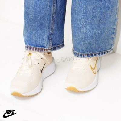 Ténis desportivos Nike creme com detalhes preto e dourado e sola branca