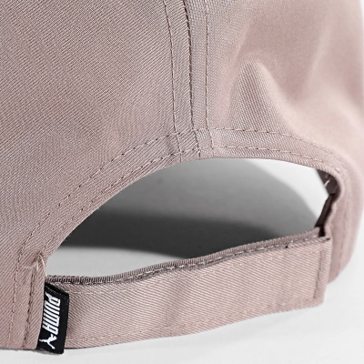 Parte traseira de uma cap bege com etiqueta PUMA e fecho ajustável.