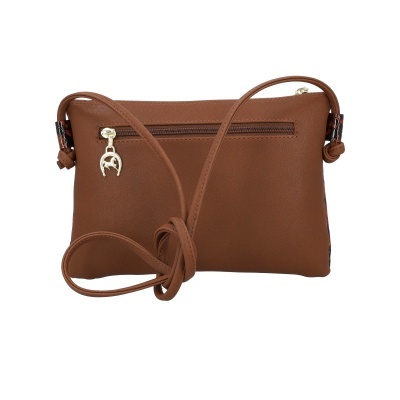 Mala tiracolo pequena em pele castanha com fecho de correr e pendente metálico