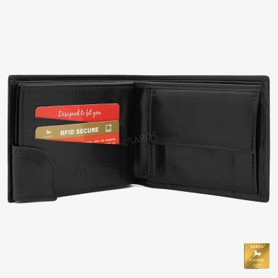 Carteira preta em pele aberta com cartões vermelhos e dourados visíveis