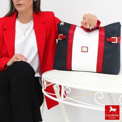 Mala de mão nas cores preto, branco e vermelho com detalhes dourados