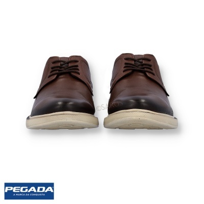 Sapatos masculinos castanhos em pele com sola branca e atacadores castanhos