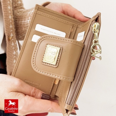 Carteira bege em pele com fecho e detalhes dourados
