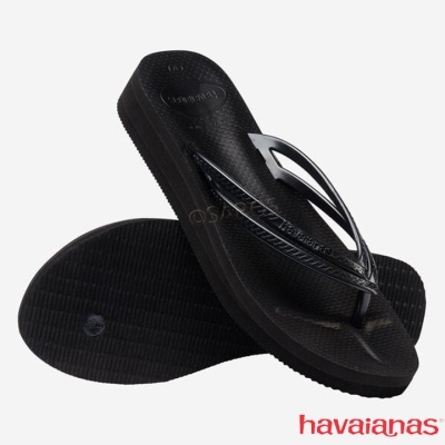 Chinelos pretos havaianas com tiras brilhantes e sola texturada