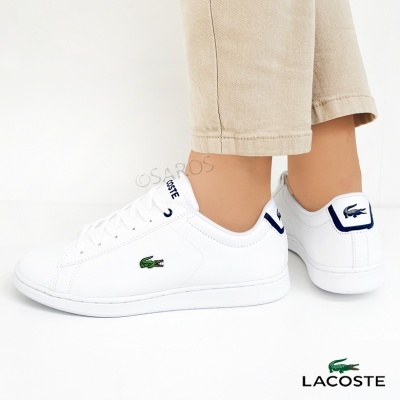 Ténis Lacoste brancos com detalhes azuis e logótipo do crocodilo