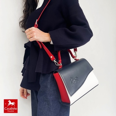 Mala de senhora em couro tricolor azul, vermelho e branco com desenho de cavalo em relevo.