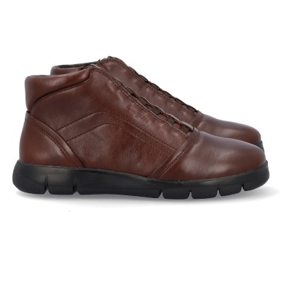Botas de pele castanha com sola preta