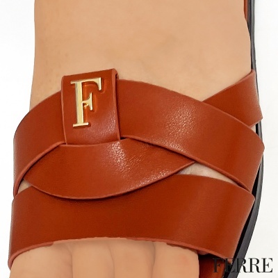 Sandalha castanha de couro com adereço metálico dourado letra F