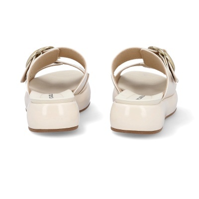 Sandálias de cunha bege claro com fivela dourada vista de trás