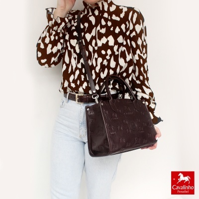 Mala de mão castanha em pele com padrão em relevo e alça ajustável