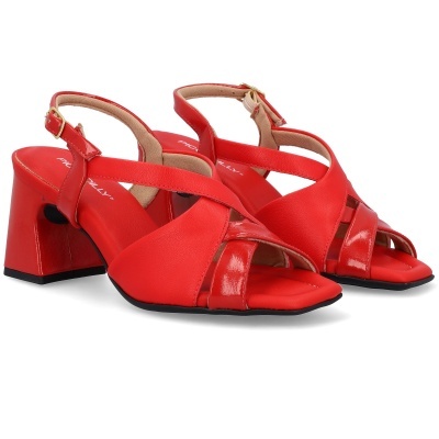 Sandálias vermelhas femininas com salto grosso, tiras cruzadas e fivela dourada ajustável