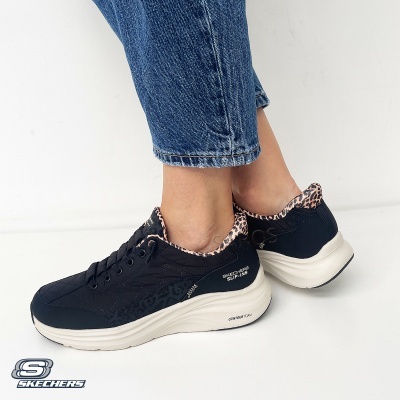Ténis pretos Skechers com padrão animal print rosa e preto na borda e sola branca