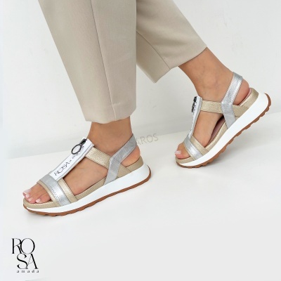 Sandálias abertas prateadas com sola branca e tiras metálicas