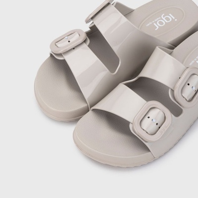 Sandálias bege com tiras e fivelas ajustáveis em material plástico brilhante